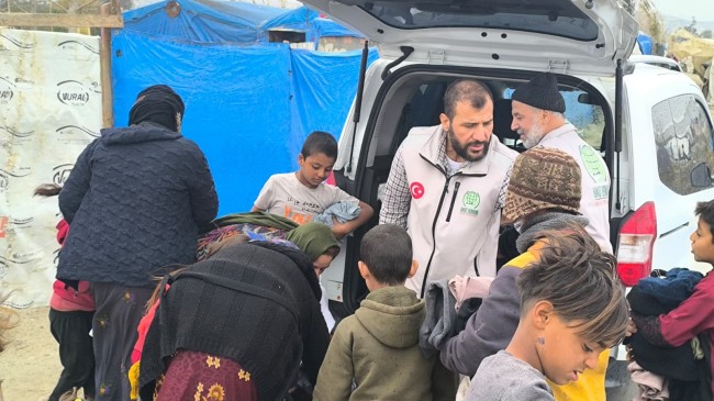 Tarsus Umut Kervanı’ndan Suriyeli Muhacirlere Kışlık Giyim ve Ev Eşyası Yardımı