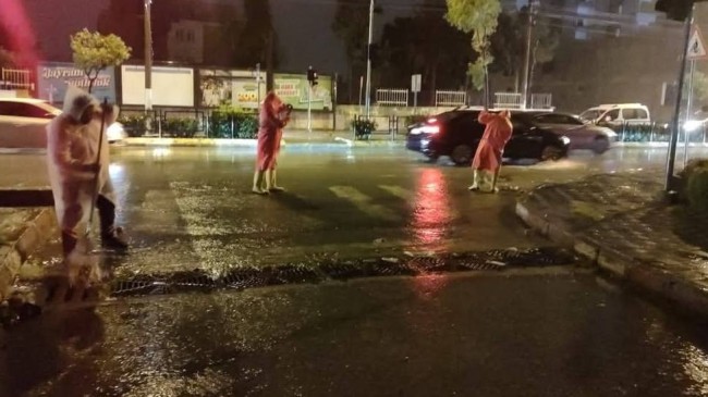 Mersin Büyükşehir Belediyesi Ekipleri Yoğun Yağış Boyunca Sahadaydı