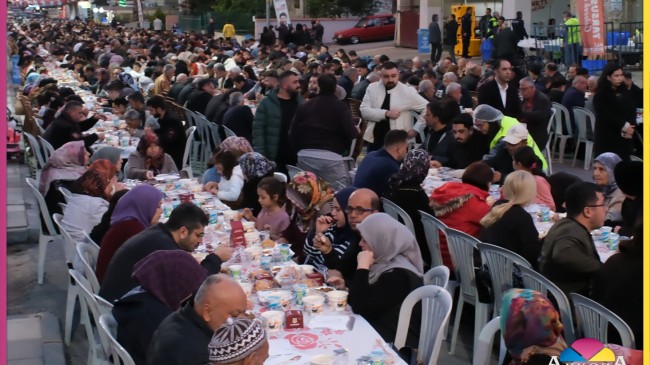 Tarsus Belediyesi  “Tarsus’ta Bereket Var” İftar Sofrasında Binlerce Kişiyi Buluşturdu