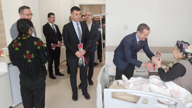 Kaymakam Akyüz, Bayramda Sağlık Çalışanları ve Hastaları Unutmadı