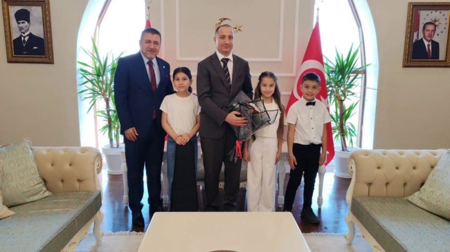 Tarsus’ta Makamlar Çocuklara Emanet Edildi