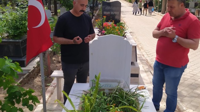 Tarsus Ülkü Ocakları Şehit Kabirlerini Temizledi, Bayrakları Yeniledi