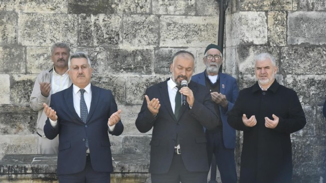 Tarsus’ta Umreci Adayları Dualarla Uğurlandı