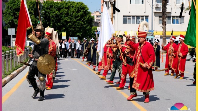 Tarsus’ta Mehteran Eşliğinde Tarihi Kortej Yürüyüşü Gerçekleştirildi