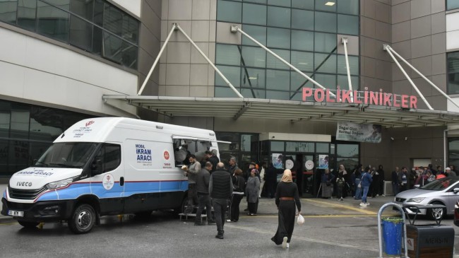 Tarsus Devlet Hastanesi Önünde Vatandaşlara Çorba İkramı