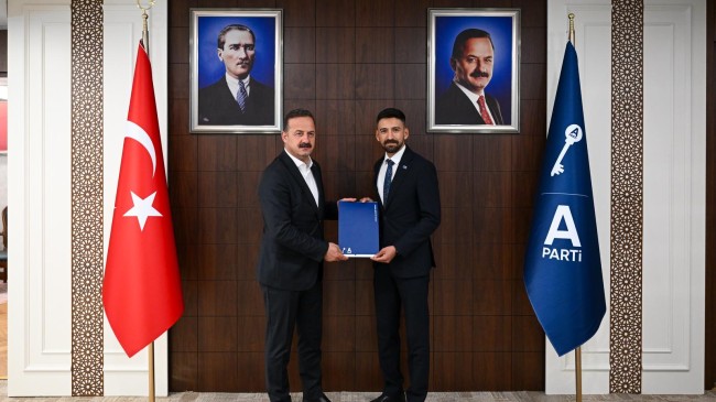 Anahtar Parti Tarsus İlçe Başkanı Mustafa Şengül Mazbatasını Genel Başkan Yavuz Ağıralioğlu’nun Elinden Aldı