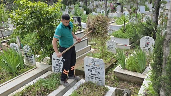 Mersin Büyükşehir Belediyesi’nden Bayram Öncesi Mezarlık ve Cami Temizliği