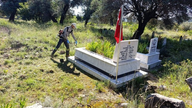Tarsus Mezarlıklarında Düzenli Bakım ve Temizlik Devam Ediyor