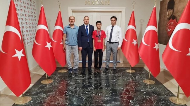 Atletizm Şampiyonası Birincisi Furkan Emre Kara Kaymakam Akyüz’ü Ziyaret Etti