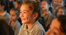 Tarsus Şehir Tiyatrosunun ‘Neden’ adlı çocuk oyunu okullarda çocuklarla buluşmaya devam ediyor.