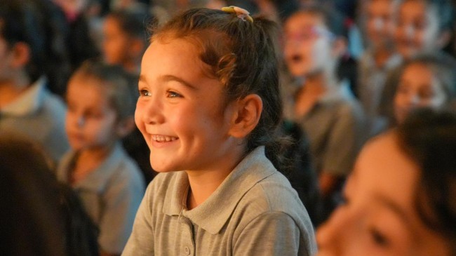 Tarsus Şehir Tiyatrosunun ‘Neden’ adlı çocuk oyunu okullarda çocuklarla buluşmaya devam ediyor.