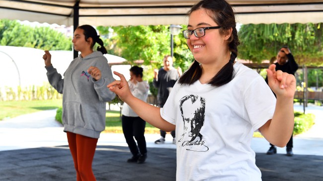 ‘Halk Dansları Kursu’ ile Özel Bireyler Birçok Yörenin Dansını Öğreniyor