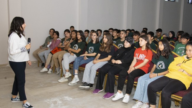 Mersin Büyükşehir Belediyesi Eczacı Sabri Aydın Ortaokulunda Öğrencilere LGS Hakkında Eğitim Verdi