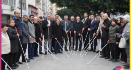 GÖZLERİNİ KAPATIP YARENLİKTE ”BEYAZ BASTON” İLE YÜRÜDÜLER
