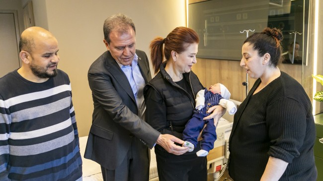 Başkan Seçer Ve Meral Seçer, Mersin’de Bebek Sevinci Yaşayan Depremzede Aileyi Ziyaret Etti