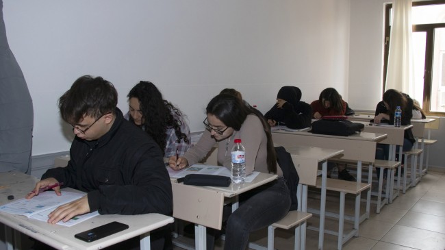 Mersin Büyükşehir Belediyesi, Depremzede Öğrencileri Kurs Merkezleri’nde Sınava Hazırlıyor