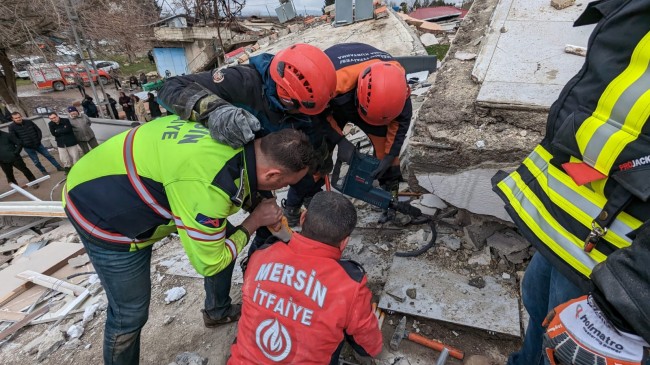 Mersin Büyükşehir’in İtfaiye Ekipleri Göçük Altından 16 Kişiyi Kurtardı