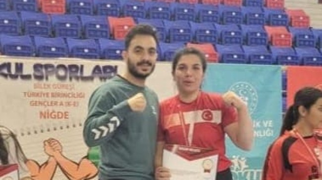 Türkiye Şampiyonasında Tarsuslu Öğrenci Asude Kök ,Bilek Güreşinde 1. Oldu