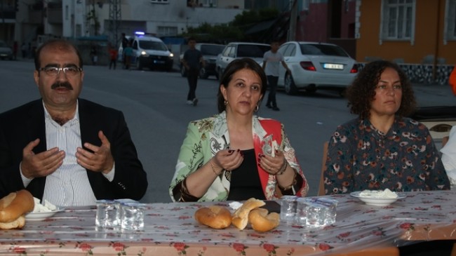 HDP’li Pervin Buldan, Mersin’de İftar Programına ve Seçim Bürosu Açılışına Katıldı