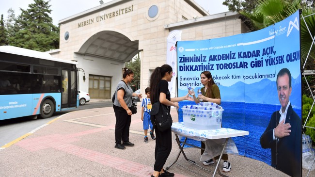 Mersin Büyükşehir, YKS’ye Giren Öğrencilere Ve Ailelerine Su İkramında Bulundu
