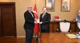 VALİ ALİ HAMZA PEHLİVAN, KURBAN VEKALETİNİ TÜRKİYE DİYANET VAKFI’NA VERDİ