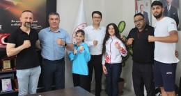 Mersin Gençlik ve Spor İl Müdürü Ökkeş Demir, Avrupa ve Dünya Muaythai Şampiyonlarını Kabul Etti