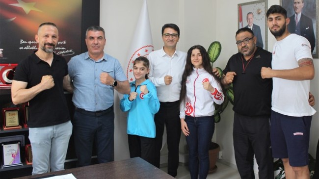 Mersin Gençlik ve Spor İl Müdürü Ökkeş Demir, Avrupa ve Dünya Muaythai Şampiyonlarını Kabul Etti