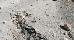 Adana’da Depremin Ardından Kaya Parçaları Düştü, Yol Kapandı