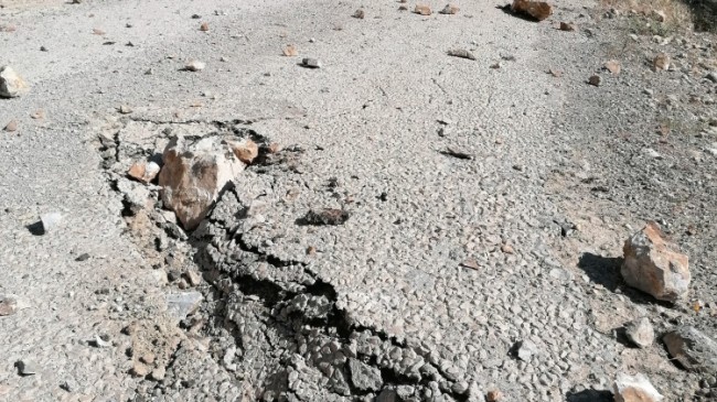 Adana’da Depremin Ardından Kaya Parçaları Düştü, Yol Kapandı