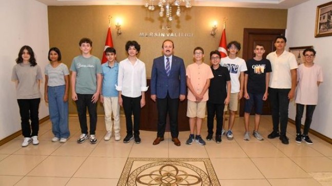 VALİ ALİ HAMZA PEHLİVAN LGS BİRİNCİSİ OLAN ÖĞRENCİLER VE AİLELERİYLE BİR ARAYA GELDİ