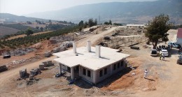 Osmaniye’nin Hasanbeyli İlçesinde Depremzedeler İçin Köy Evlerinin Yapımı Sürüyor