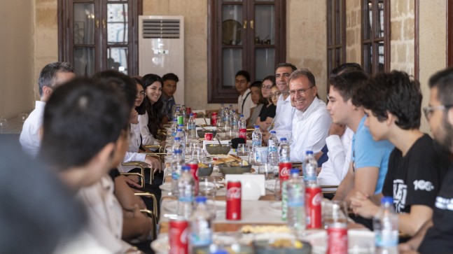 Başkan Seçer, Mersin Büyükşehir’in YKS ve LGS Kurs Merkezlerinde Başarı Gösteren Öğrencilerle Buluştu