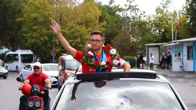 Avrupa Şampiyonu Down Sendromlu Milli Atlet Emirhan Akçakoca, Tekirdağ’da Coşkuyla Karşılandı