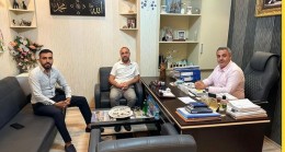 Deva Partisi Tarsus İlçe Başkanı Hasan ATAY ve Emrah Şimşek, Akkoza Medya Grubu’nu Ziyaret Etti