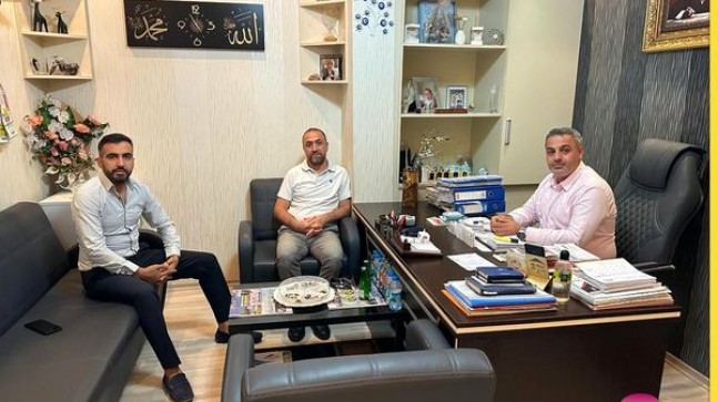 Deva Partisi Tarsus İlçe Başkanı Hasan ATAY ve Emrah Şimşek, Akkoza Medya Grubu’nu Ziyaret Etti
