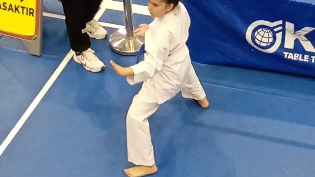 TEBRİKLER “KUMSAL ÇAVDAR” 9 Yaşındaki Tarsuslu “Kumsal Çavdar” Karate Branşında Mersin İl Şampiyonu Oldu.
