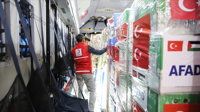 Gazzeli siviller için Türkiye’nin insani yardımlarını taşıyan ilk uçak Mısır’a iniş yaptı