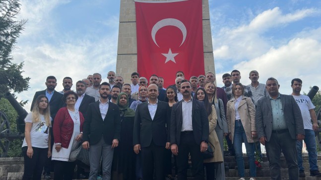 AK Parti Tarsus İlçe Teşkilatı, Atatürk Anıtına Çelenk Sunarak Şehitleri Anma Programı Düzenledi