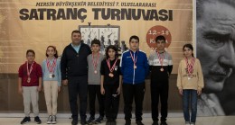‘7. Uluslararası Satranç Turnuvası’nda Sporculara Ödülleri Verildi