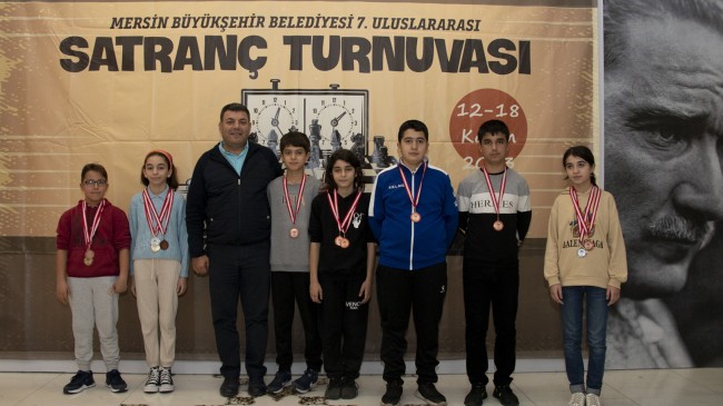 ‘7. Uluslararası Satranç Turnuvası’nda Sporculara Ödülleri Verildi