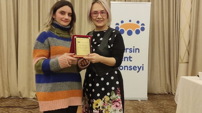 Mersin Kent Konseyinden “Tarsuslu Milli Sporcu İlke Naz Hoş’a Anlamlı Plaket