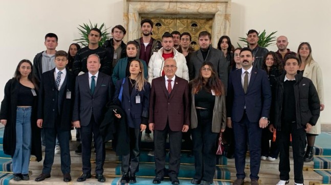 MİLLETVEKİLİ KOCAMAZ TARSUS VE MERSİN’İN FARKLI İLÇELERİNDEN GELEN ÖĞRENCİLERİ TBMM’DE AĞIRLADI