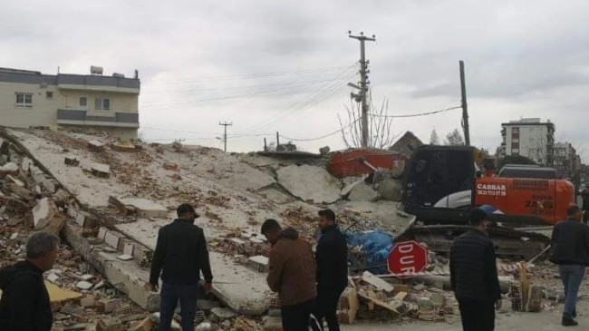 Tarsus’ta Yıkımı Yapılan Bina Çöktü, Kepçe Operatörü Yaralandı