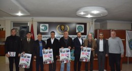 MERSİN BÜYÜKŞEHİR’İN 2024 TAKVİMLERİ BU YIL DA TARSUS HAL ESNAFINA DAĞITILDI