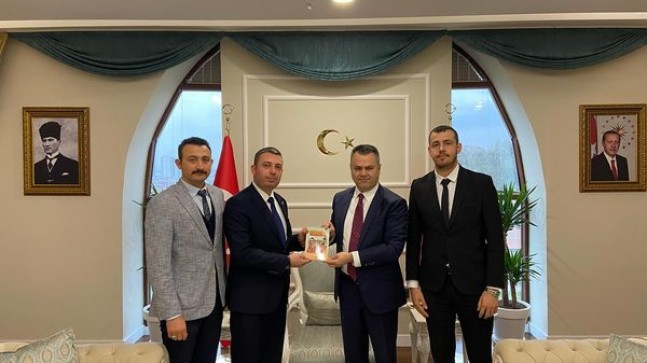 Tarsus Ülkü Ocakları Başkanı Muhittin Can Külahlı, Kaymakam Kadir Sertel Otcu’yu Ziyaret Etti