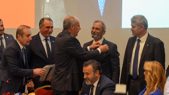MUHARREM İNCE HALUK BOZDOĞAN’A KENDİ ROZETİNİ TAKTI