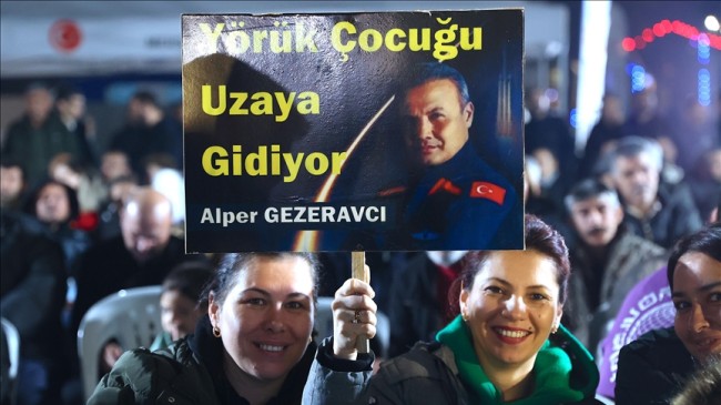 Türkiye’nin İlk Astronotu Gezeravcı’nın Hemşehrileri, Uzay Yolculuğunu Dev Ekranlardan Takip Etti