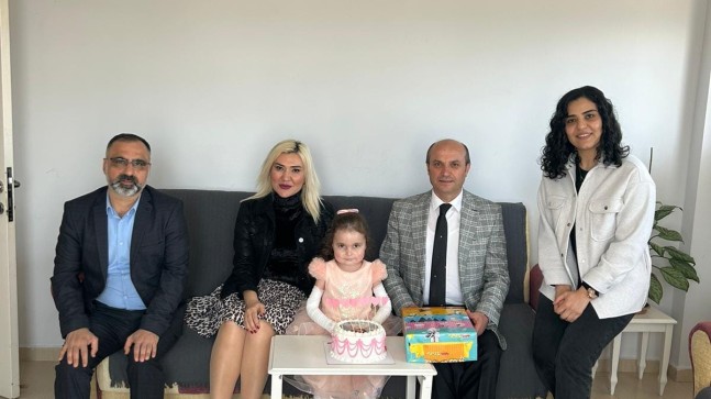 İlçe Milli Eğitim Müdürü Mehmet Metin, Evde Eğitim Alan Öğrencilerin Doğum Günlerini Kutlad