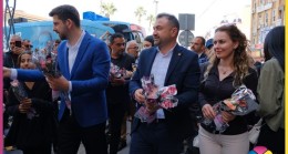 Ali Boltaç, 8 Mart Dünya Kadınlar Günü’nde Yarenlik Alanı’nda Kadınlara Çiçek Dağıttı