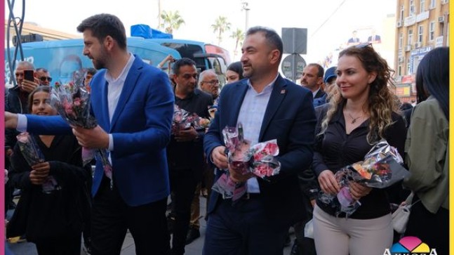 Ali Boltaç, 8 Mart Dünya Kadınlar Günü’nde Yarenlik Alanı’nda Kadınlara Çiçek Dağıttı